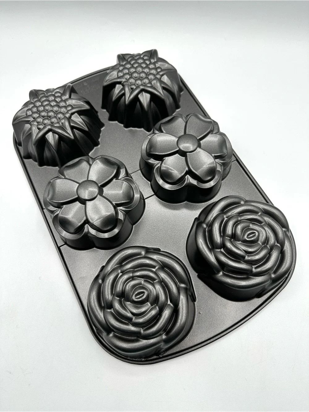 Nordic Ware Bouquet Pan. 6 Bundlettes. USA